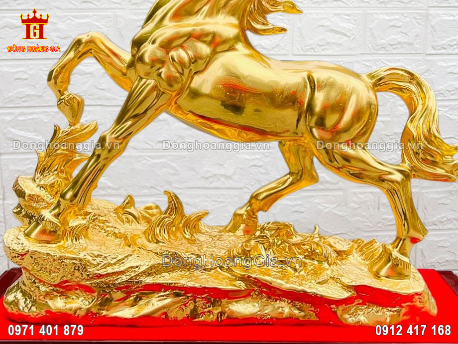 Tượng ngựa hí bằng đồng mạ vàng mang ý nghĩa biểu tượng thành công